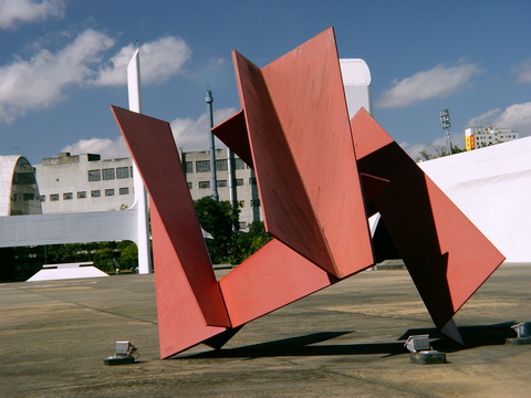 Escultura no ptio externo do Memorial, que  muito amplo